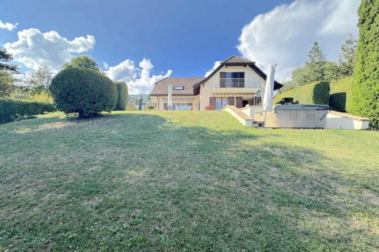 Authentique Maison Vaudoise avec Vue dégagée sur les Alpes et le lac