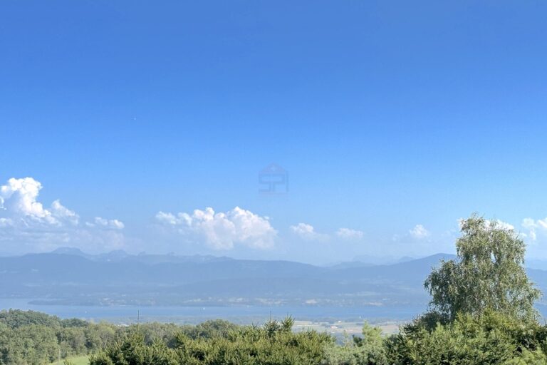 Authentique Maison Vaudoise avec Vue dégagée sur les Alpes et le lac