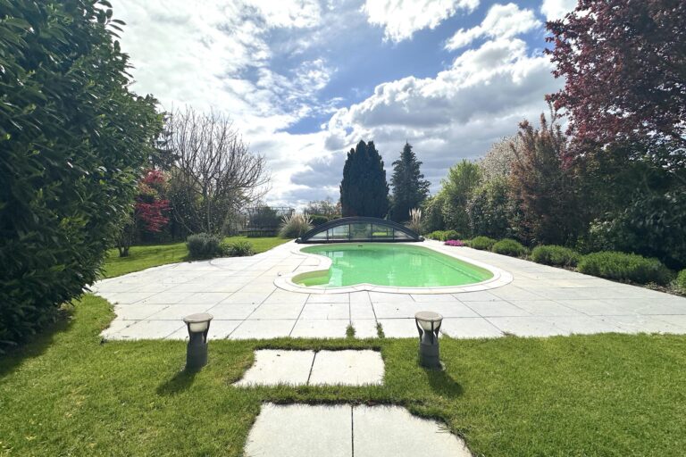 Charmante Maison Familiale avec Piscine et Vue Dégagée à Collex