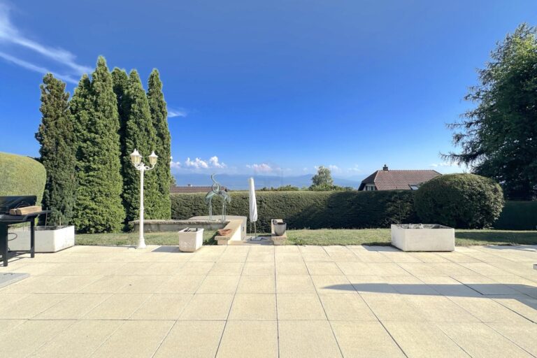 Authentique Maison Vaudoise avec Vue dégagée sur les Alpes et le lac