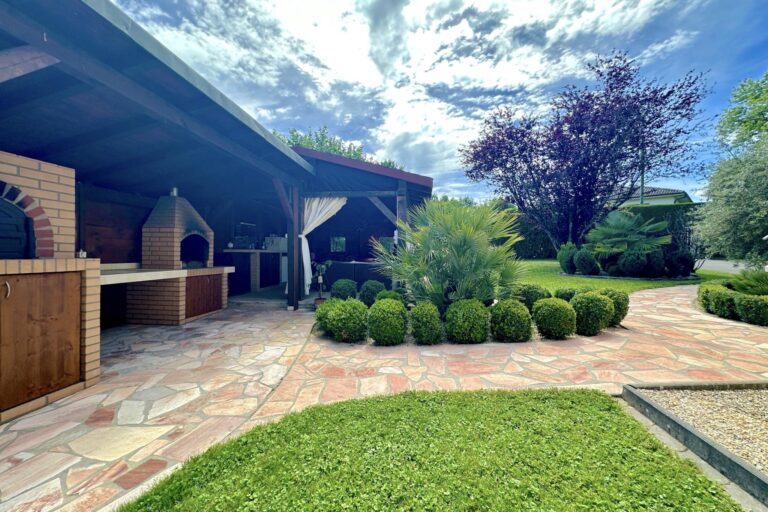 House with garden, terrace and outdoor living area