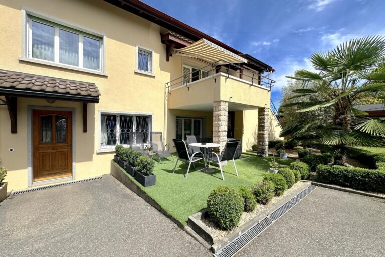 House with garden, terrace and outdoor living area