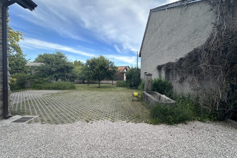 Vaste appartement de 6.5 pièces dans un ancien corps de ferme