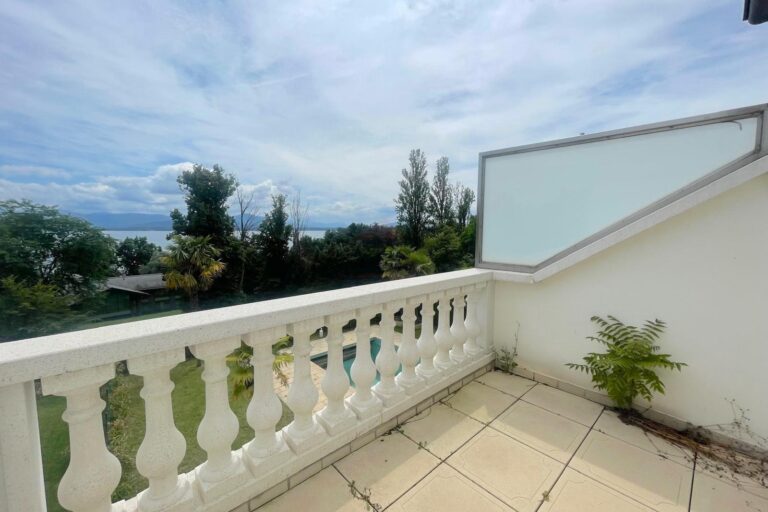 Splendide maison mitoyenne avec piscine et vue lac