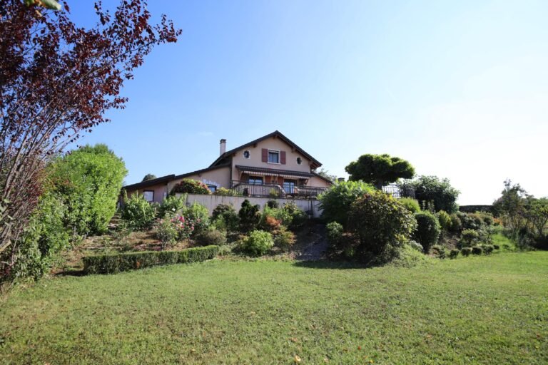 Lake view and exceptional place, house with 9 rooms and land of 3600m2