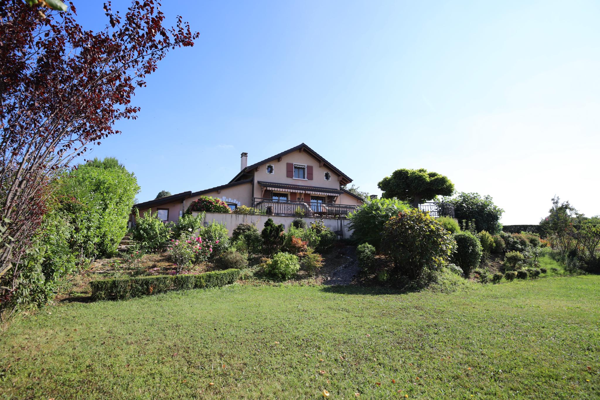 Vue lac et cadre exceptionnels, maison de 9 pièces et terrain de 3600m2