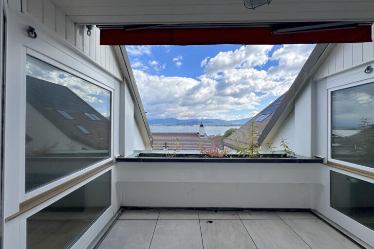 Magnifique Appartement Traversant au Dernier Étage avec Vue sur le Lac à Nyon