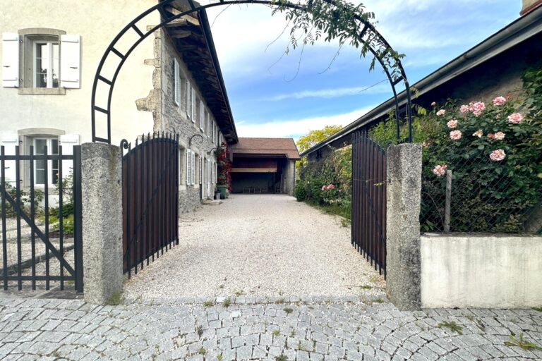 Vaste appartement de 6.5 pièces dans un ancien corps de ferme