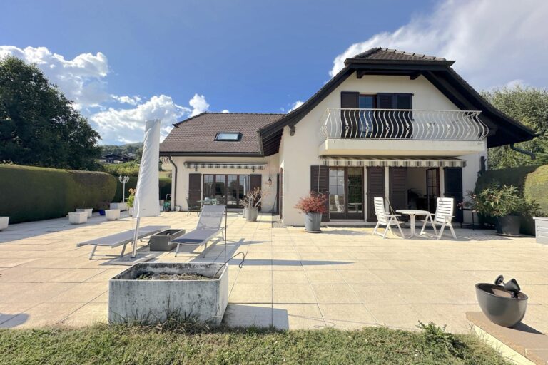 Authentique Maison Vaudoise avec Vue dégagée sur les Alpes et le lac