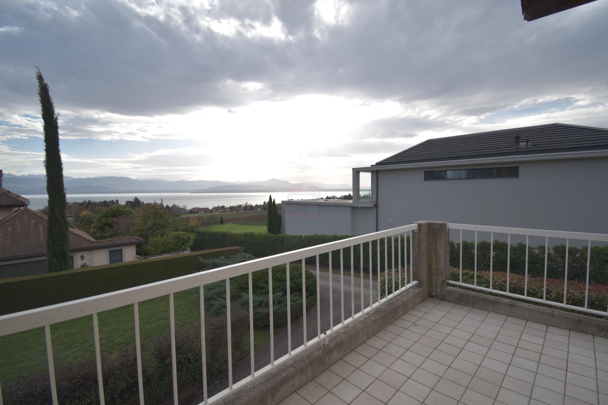 Duplex lumineux avec vue lac à Dully : 4 chambres, balcon et garage