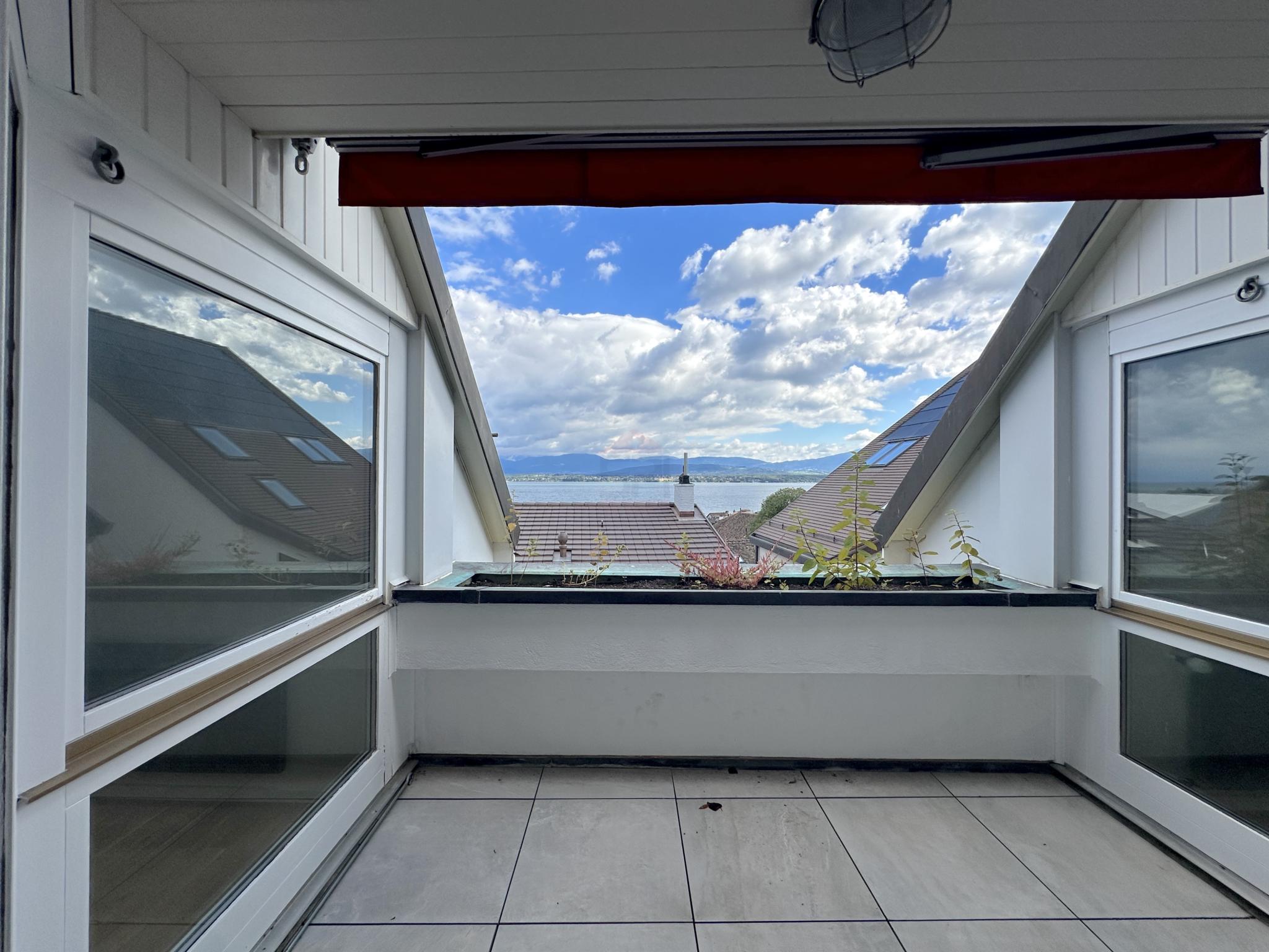 Magnifique Appartement Traversant au Dernier Étage avec Vue sur le Lac à Nyon