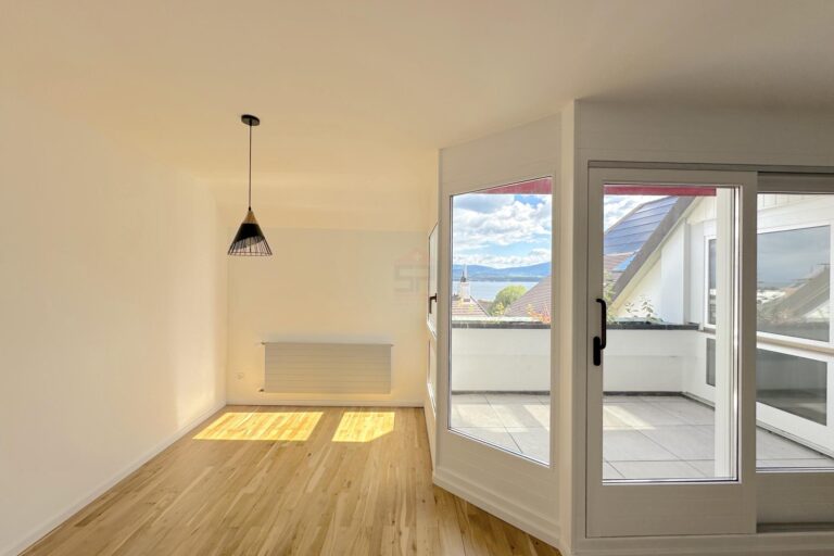 Magnifique Appartement Traversant au Dernier Étage avec Vue sur le Lac à Nyon