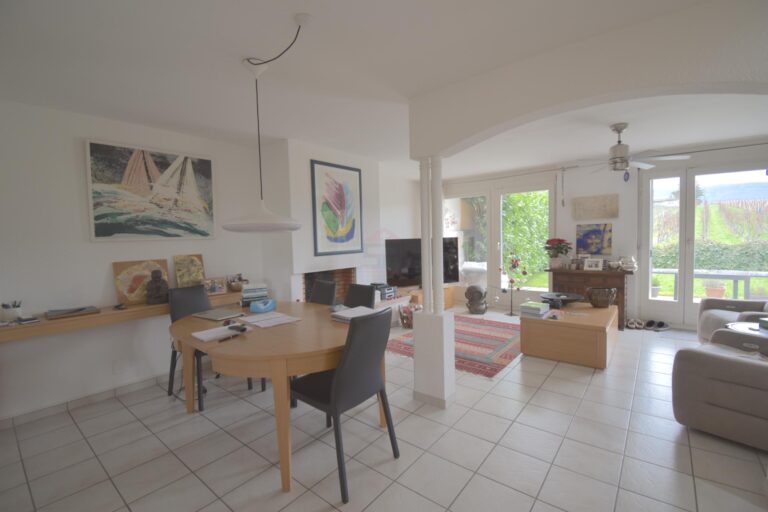 À Founex, votre maison familiale : maison spacieuse avec jardin et vue sur les vignes