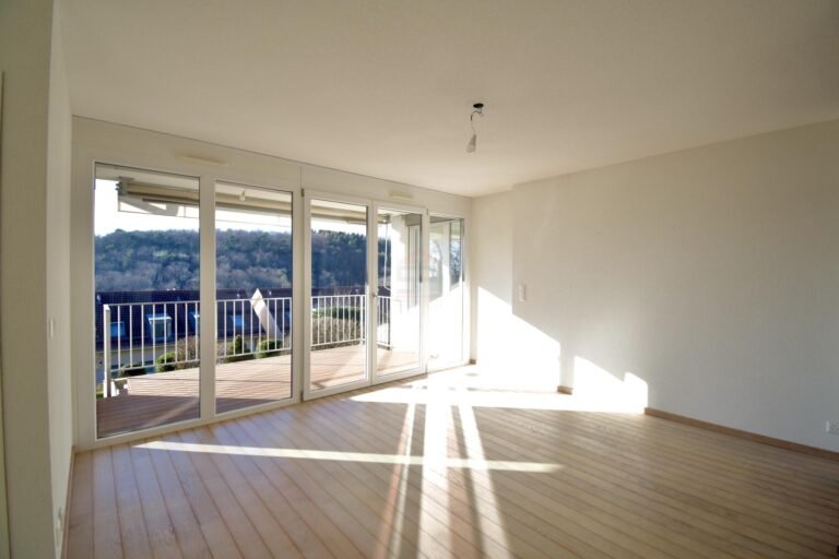 4.5 room apartment with two terraces in Begnins