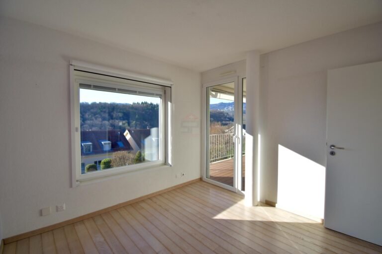 4.5 room apartment with two terraces in Begnins