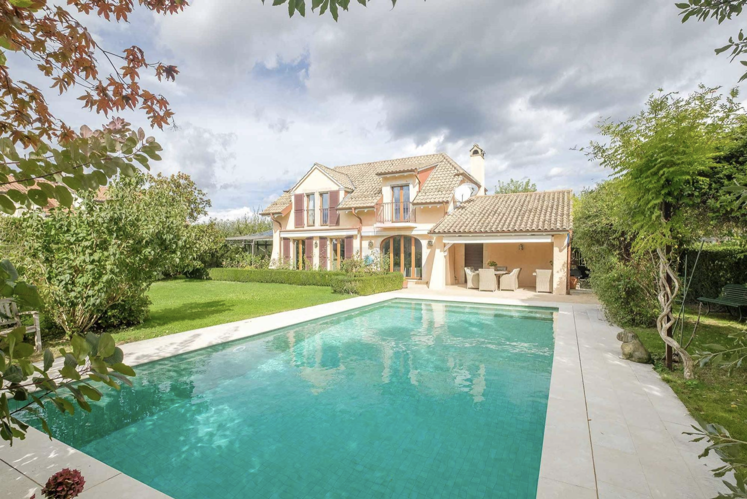 Magnificent detached villa with swimming pool