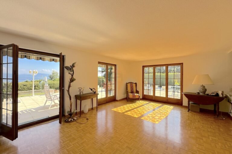 Authentic Vaudois-style house with unobstructed views of the Alps and Lake Geneva